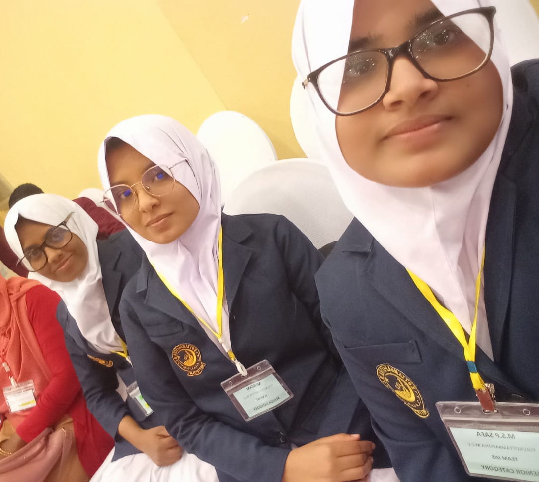 எமது பாடசாலையின் வலைப்பக்கத்தை உருவாக்கும் குழுவில் M.Jஜெஸானி, M.Aஅம்னா, M.S.Pசபா ஆகிய மாணவிகளே முன்னின்று செயற்பட்டனர். இவர்களை வழி நடாத்தி தேவையான அறிவுறுத்தல்களை ICT பாட பொறுப்பாசிரியரான M.S.P பவுமியா அவர்கள் வழங்கினார்.